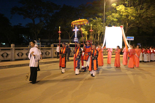 Phóng sự ảnh – Rước Kiệu tôn vinh Các Thánh Tử Đạo Việt Nam tại TGP Huế